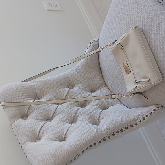 TOMMY HILFIGER Cream Pebbled Crossbody Bag With Inside & Outside Pockets - Picture 13 of 14